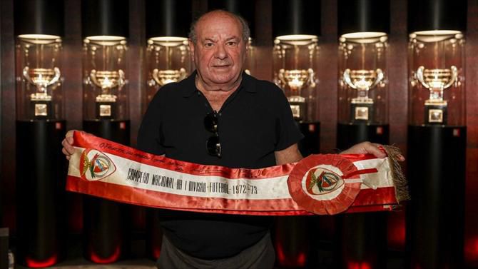 António Simões doou faixa de campeão ao museu do Benfica