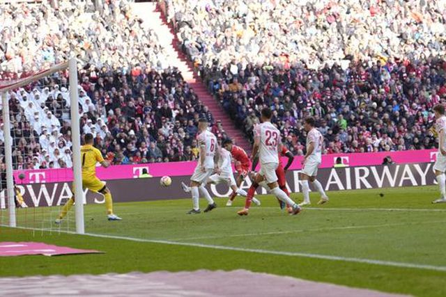 João Cancelo estreia-se a marcar (e que golo!) pelo Bayern (vídeo)