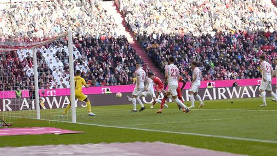 João Cancelo estreia-se a marcar (e que golo!) pelo Bayern (vídeo)