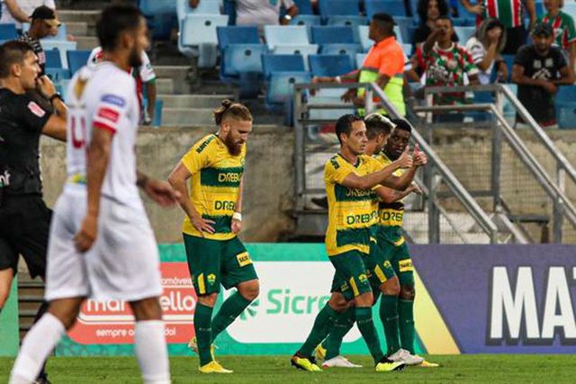 Cuiabá, de Ivo Vieira, eliminado da Taça em jogo louco