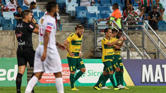 Cuiabá, de Ivo Vieira, eliminado da Taça em jogo louco