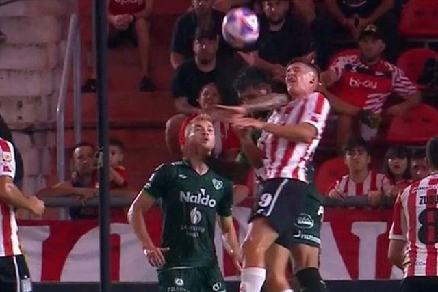 Dói só de ver: avançado do Estudiantes perdeu três dentes após choque violento (vídeo)