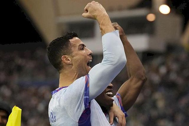 Cristiano bisa em cinco minutos: loucura em Abha! (vídeos)