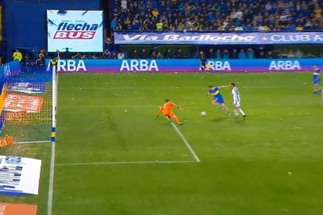 Scaloni agarra Riquelme mas não evita o 1-1 (vídeo)