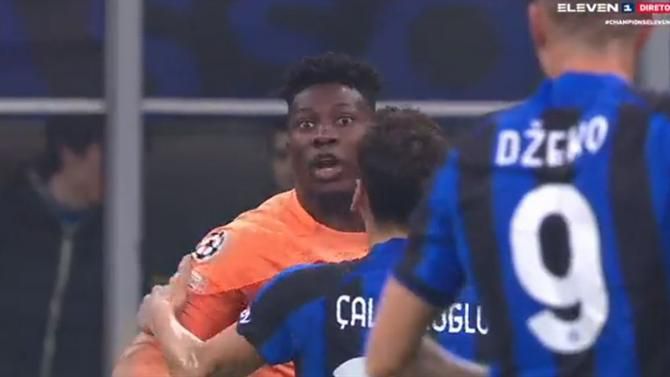 Incrível: Onana e Dzeko em discussão feia em pleno jogo com o FC Porto (vídeo)