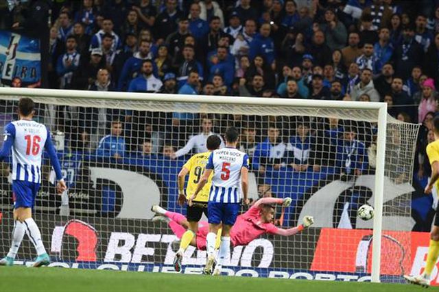 André Pereira marcou, pediu desculpa mas lance foi anulado (vídeo)