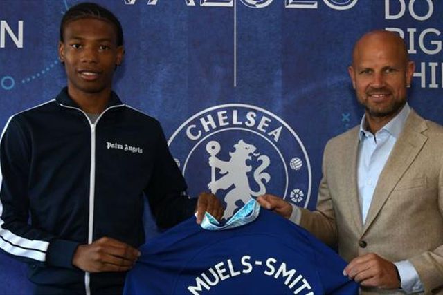 Oficial: lateral de 17 anos chega do Everton