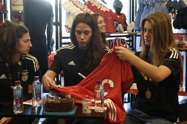 Equipa feminina do Benfica celebra 'hexa' com os adeptos