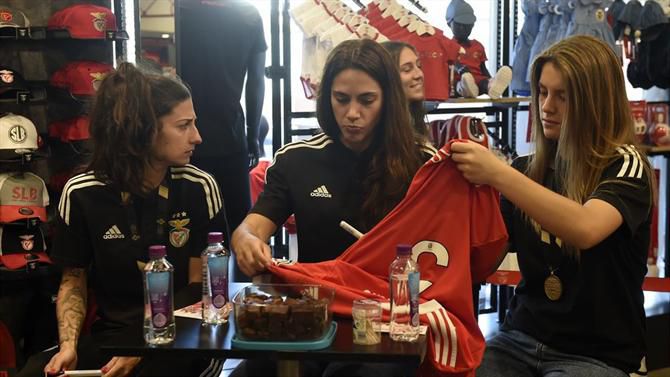 Equipa feminina do Benfica celebra 'hexa' com os adeptos