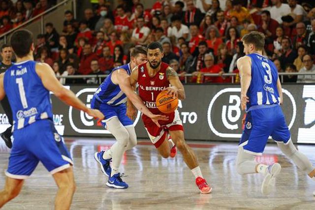 Benfica esmaga FC Porto e é líder provisório
