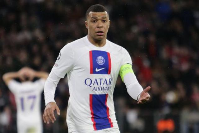 Mbappé de volta aos treinos em plena polémica