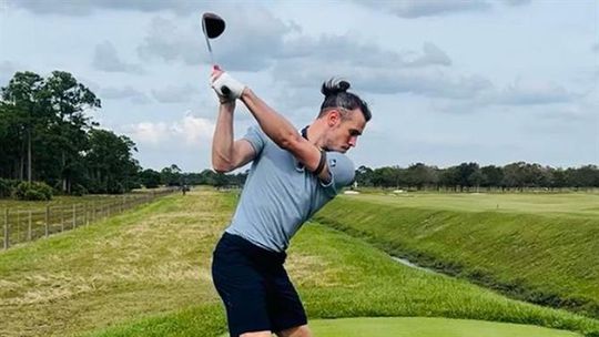 Bale inicia carreira profissional como jogador de golfe