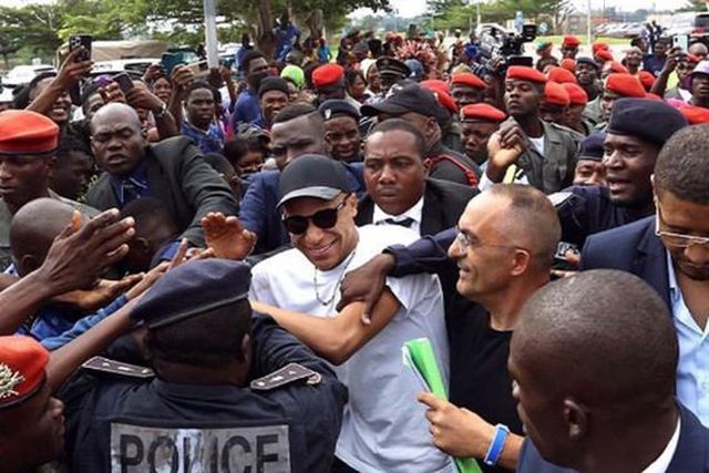 Mbappé recebido em apoteose nos Camarões (vídeo)