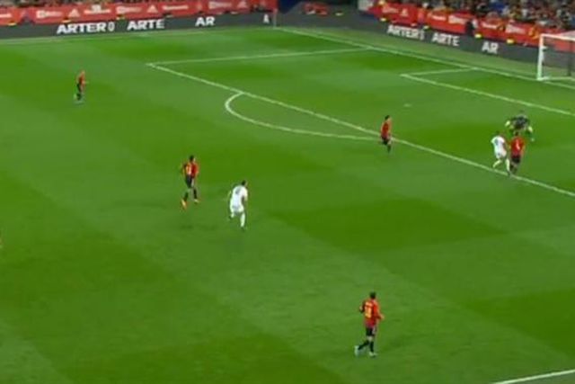 Mais sorte que técnica: Uzuni marcou assim a Espanha (vídeo)