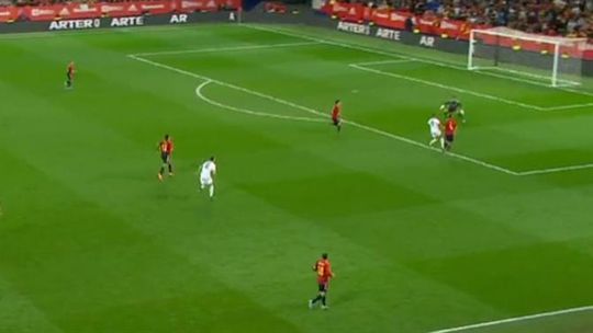 Mais sorte que técnica: Uzuni marcou assim a Espanha (vídeo)