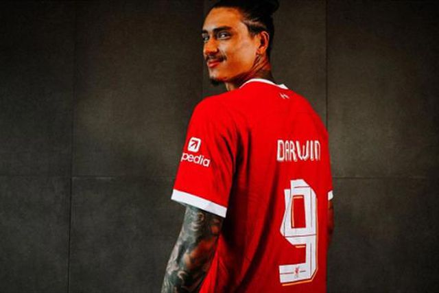 Comprou a camisola com o número antigo de Darwin? O uruguaio ajuda...