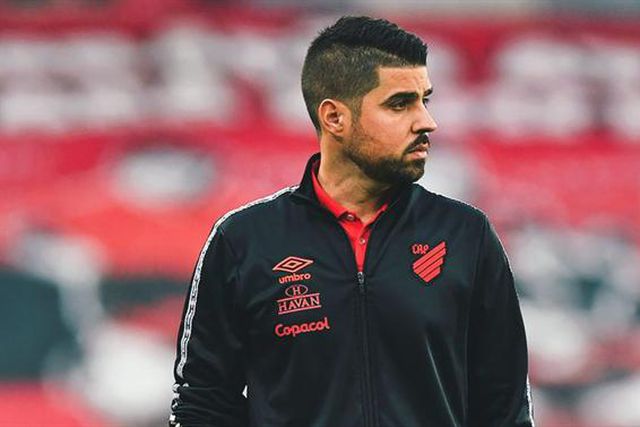 António Oliveira perde em casa (1-0) com o Corinthians