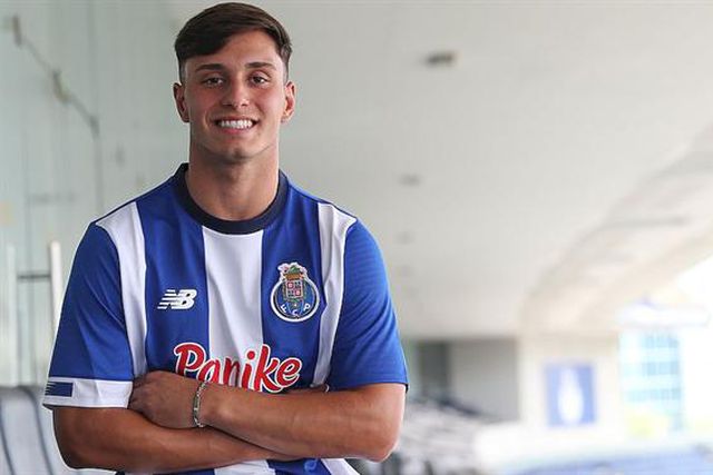 Tiago Sousa assina primeiro contrato profissional