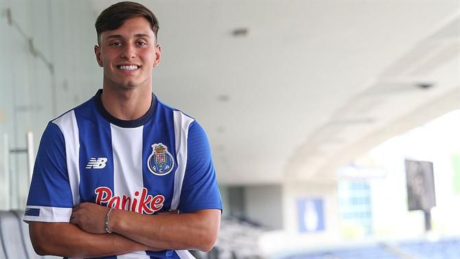 Tiago Sousa assina primeiro contrato profissional