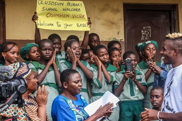Loucura: Osimhen recebido como Deus na Nigéria (vídeo)