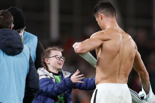 Menina que recebeu camisola conta aventura para chegar a Ronaldo (vídeo)