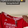 Assumiu ser adepto do Benfica e recebeu camisola das águias (vídeo)
