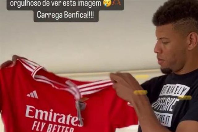Assumiu ser adepto do Benfica e recebeu camisola das águias (vídeo)