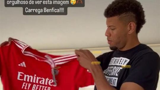 Assumiu ser adepto do Benfica e recebeu camisola das águias (vídeo)