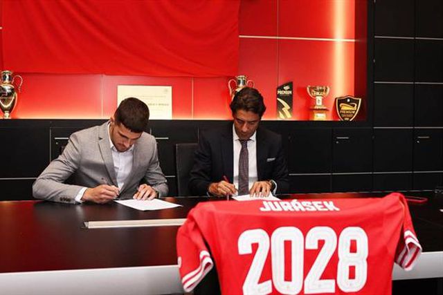 Opinião: Jurásek tem argumentos diferentes dos de Grimaldo