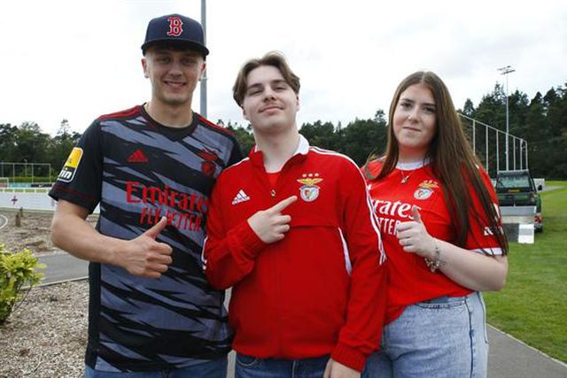 Jovens benfiquistas tentam a sorte