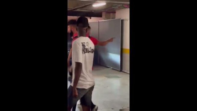 Calleri atira ao chão telefone de jovem