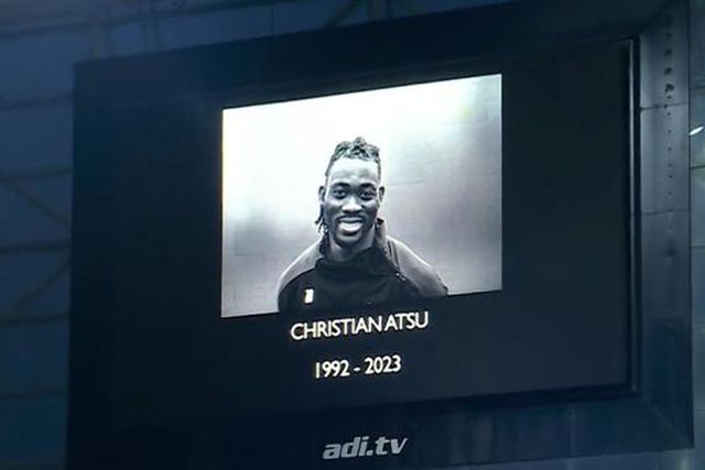 A arrepiante homenagem a Atsu no Newcastle-Liverpool (vídeo)