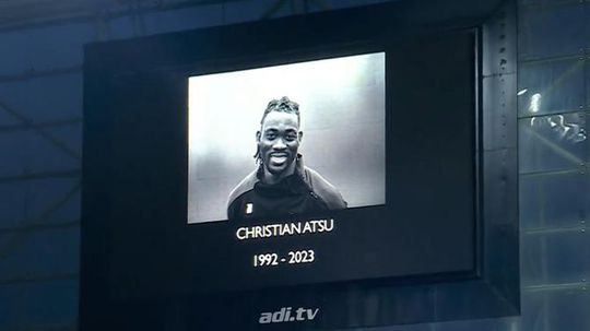 A arrepiante homenagem a Atsu no Newcastle-Liverpool (vídeo)
