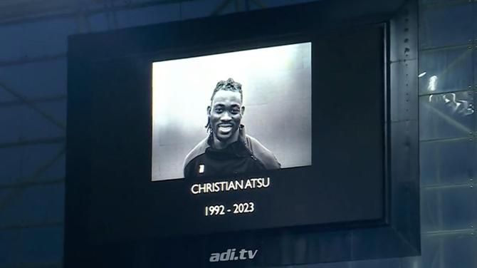 A arrepiante homenagem a Atsu no Newcastle-Liverpool (vídeo)