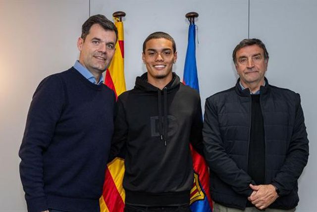 Barcelona oficializa contratação de filho de Ronaldinho