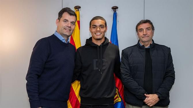 Barcelona oficializa contratação de filho de Ronaldinho