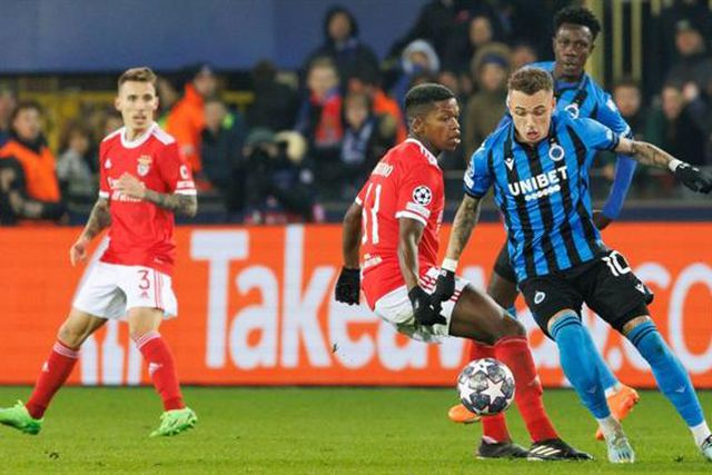 Faz ‘hat-trick’ nos rivais e bate recorde de transferências do PSV