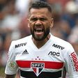 Daniel Alves não voltará a jogar até salários em atraso serem pagos