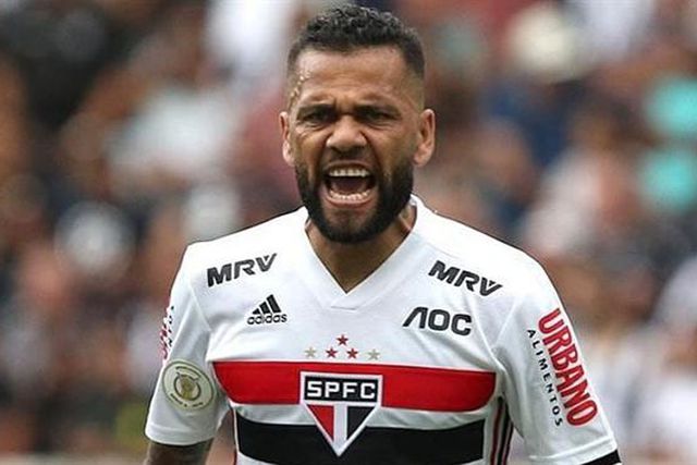 Daniel Alves não voltará a jogar até salários em atraso serem pagos