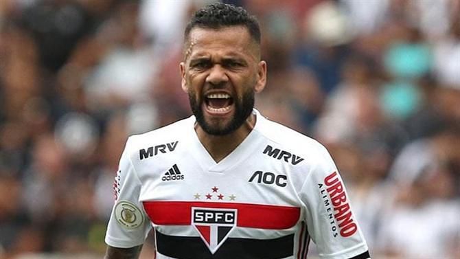 Daniel Alves não voltará a jogar até salários em atraso serem pagos