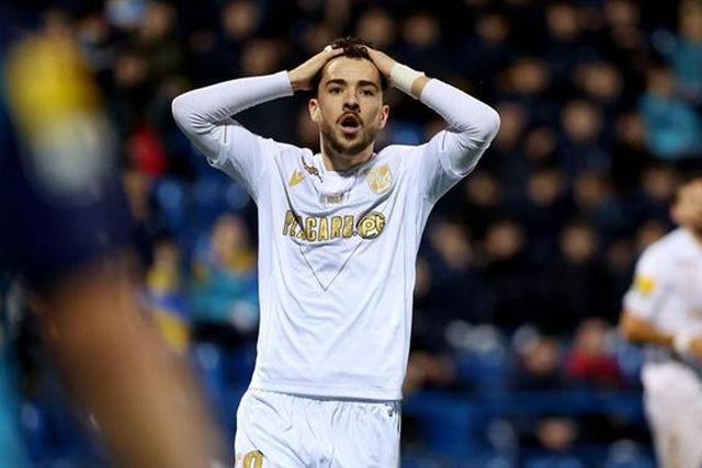 Mikey Johnston troca de seleção