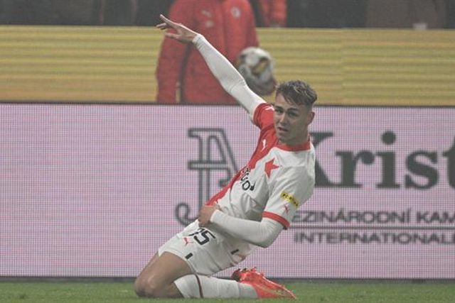 Águias subiram oferta por Jurásek e o lateral já deu o ‘sim’