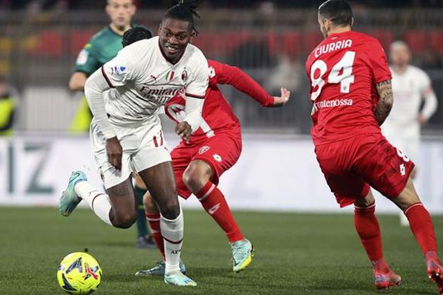 Milan continua recuperação com vitória em Monza (veja o golo)