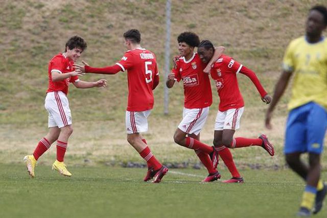 Benfica aplica nove ao Estoril e isola-se na liderança