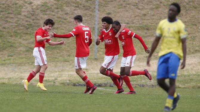 Benfica aplica nove ao Estoril e isola-se na liderança