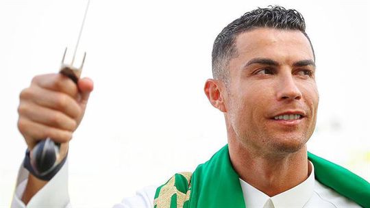 Ronaldo celebra 300 anos da fundação da Arábia Saudita vestido a rigor (fotogaleria)