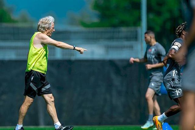 Jorge Jesus não descura o físico (vídeo)