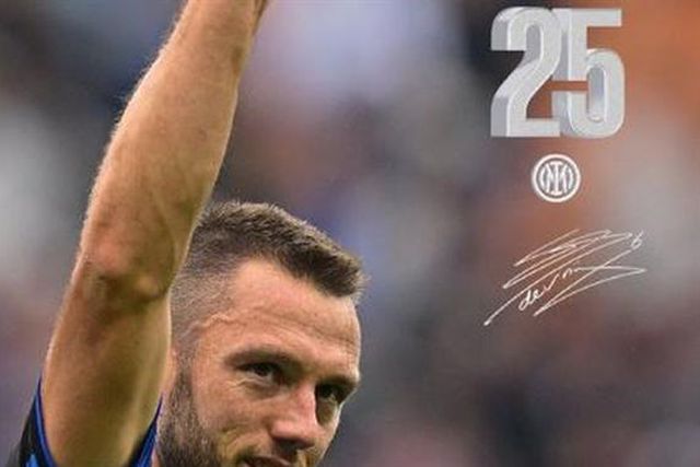 Oficial: central neerlandês seguro mais duas épocas