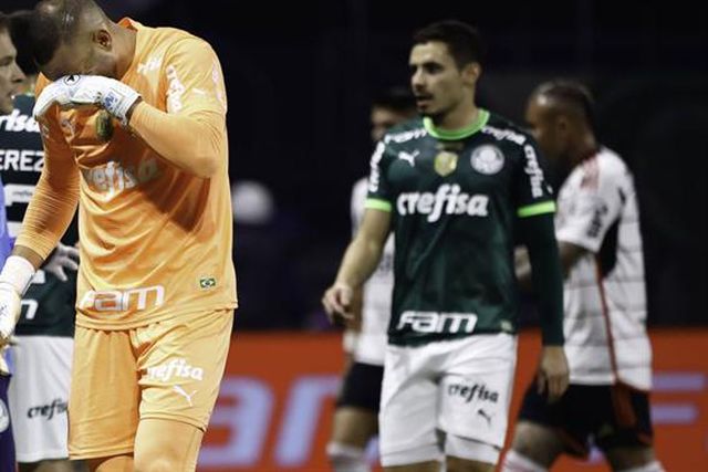 Palmeiras-Flamengo: intervenção policial com gás pimenta afetou jogadores e parou jogo