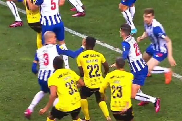 Uma mão na cara de Boateng que deu falta... a favor do FC Porto (vídeo)